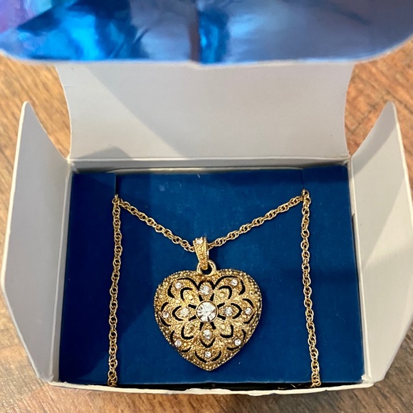 AVON Vintage Heart Necklace (New In Box) - Picture 2 of 7